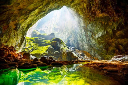 Vietnam's Son Son Cave ranks first among the world's ten most spectacular caves