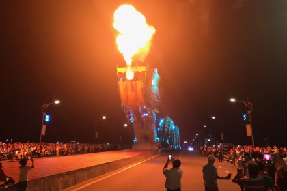 Enjoy the most beautiful experience of Dragon Bridge spitting fire and water in Da Nang