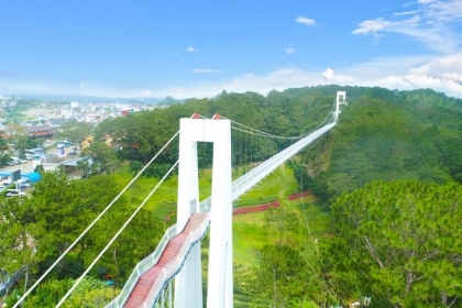 Vietnam's first glass bridge in Xiyuan region officially opens to welcome guests